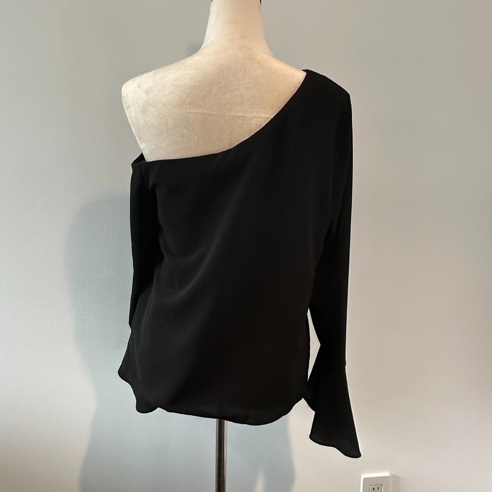 NEW WITH TAGS! HIGHLINE WOMANS OFF THE SHOULDER TOP - MEDIUM